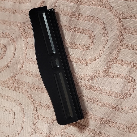 JAM Metal Paper 3 Hole Punch, black. 10 sheet capacity. - Picture 1 of 8